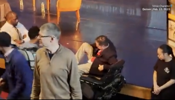 美国一残疾市议员被迫自行挪上辩论舞台，观众记录下令人诧异一幕 第1张