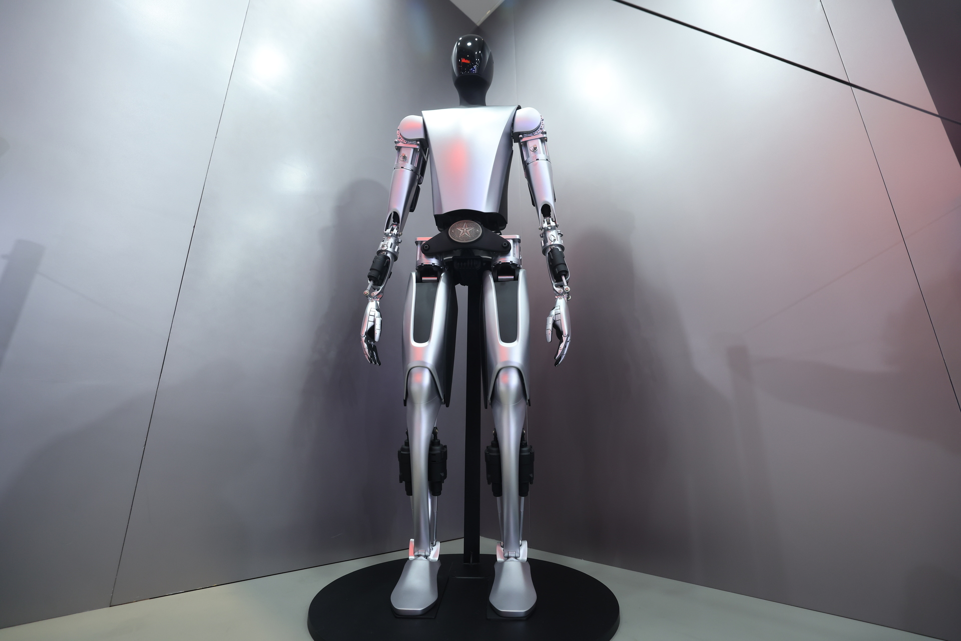 优必选人形机器人接入大模型 明年或小批量交付新能源汽车工厂